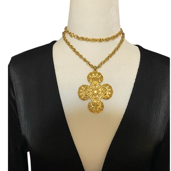 TRIFARI vintage gold toned cruciform medallion chain necklace - Picture 1 of 16